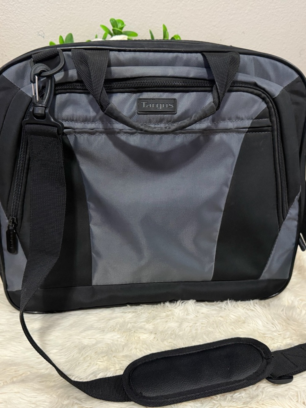 Targus Black and Gray Laptop Briefcase with Shoulder Strap